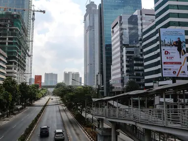 Suasana jalan protokol terlihat lengang di kawasan Kuningan, Jakarta, Kamis (16/7/2015). H-1 jelang Lebaran, situasi Ibukota Jakarta sudah sepi ditinggal warganya yang mudik ke kampung halaman. (Liputan6.com/Faizal Fanani)