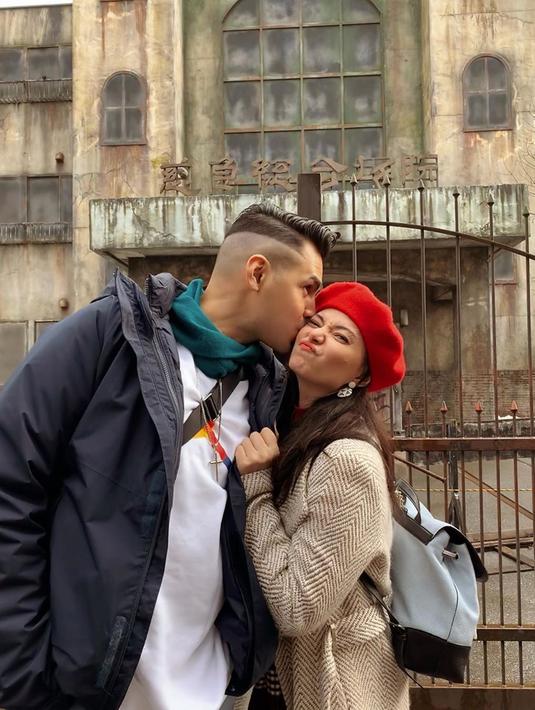 Meski berkunjung ke tempat yang terlihat seram di bagian depannya. Momen kebersamaan keduanya di rumah sakit hantu ini pun menjadi latar belakang keduanya mengabadikan kemesraan. (Liputan6.com/IG/@asmirandah89)
