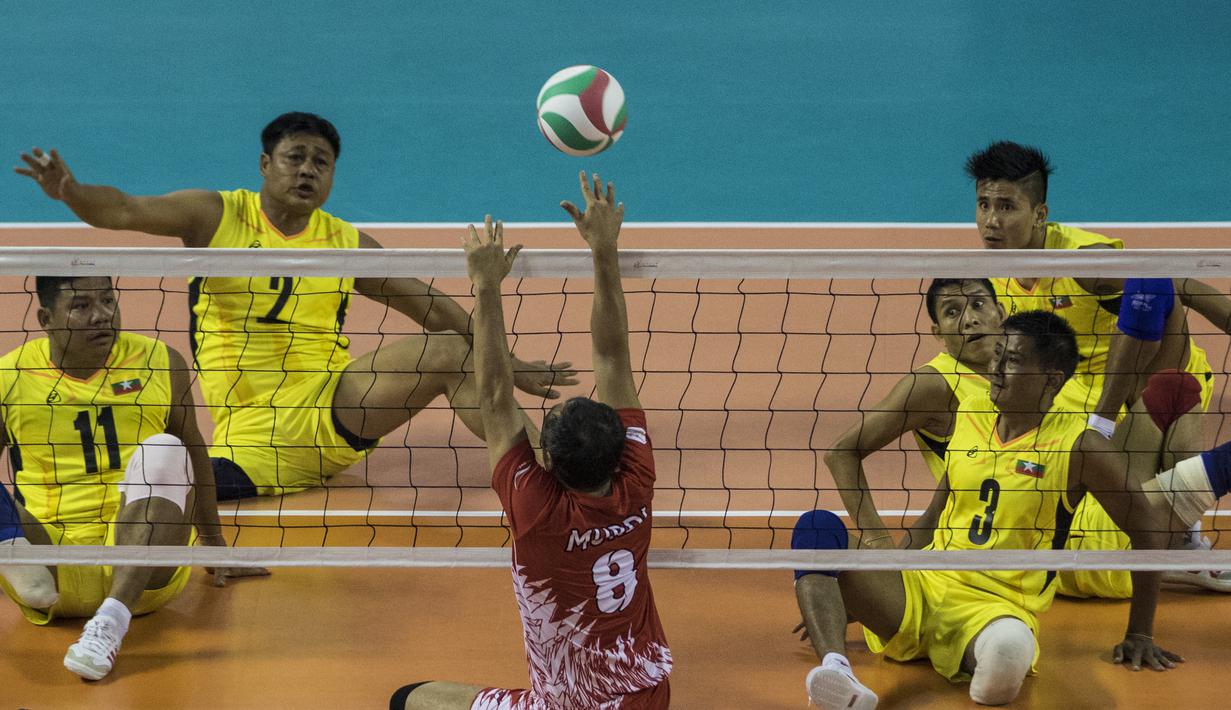 Pevoli duduk Indonesia, Murdiyan, mengembalikan bola saat melawan Myanmar pada laga Asian Para Games di Tenis Indoor Senayan, Jakarta, Minggu (7/10/2018). Indonesia kalah 0-3 dari Myanmar. (Bola.com/Vitalis Yogi Trisna)