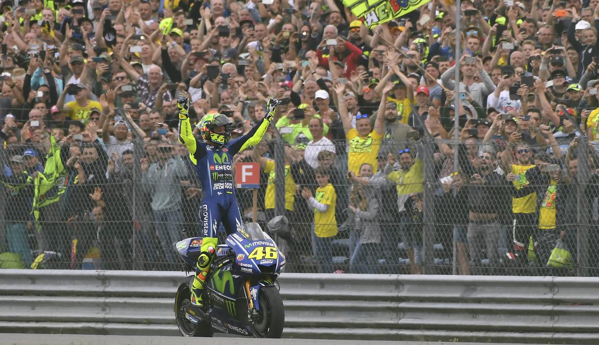 Pebalap legendaris asal Italia, Valentino Rossi, resmi memutuskan akan pensiun dari MotoGP pada akhir musim 2021. (Foto: AP/Geert Vanden Wijngaert)