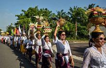FOTO: Umat Hindu Gelar Ritual Melasti di Pantai Kenjeran Surabaya