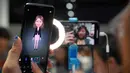 Seorang wanita mencoba ponsel Samsung Galaxy S9 saat acara Samsung Galaxy S9 Unpacked di Barcelona, Spanyol (25/2). Samsung akan menjual kedua smartphone ini sebulan setelah peluncurannya, yakni April 2018. (AFP Photo/Lluis Gene)