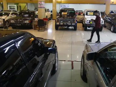 Pengunjung melihat mobil bekas yang dijual di bursa mobil bekas Mall Blok M, Jakarta, Jumat (8/10/2021). Sempat sangat redup, kini penurunan level PPKM membuat pasar mobil bekas berangsur pulih. (Liputan6.com/Angga Yuniar)