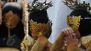 Para penari Topeng bersiap melakukan pentas di acara pembukaan  kegiatan Muhammadiyah Expo 2015 di Monas Jakarta, Kamis (28/5/2015). 250 gerai pameran dari pelaku usaha kecil menengah binaan Muhammadiyah di tampilkan. (Liputan6.com/Johan Tallo)