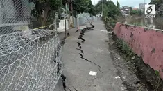Pascabanjir yang membuat sungai Ciliwung meluap di wilayah timur Jakarta, jalan di kawasan Berland amblas, Pemkot Jakarta Timur memasang bronjong guna mencegah terjadinya longsor susulan