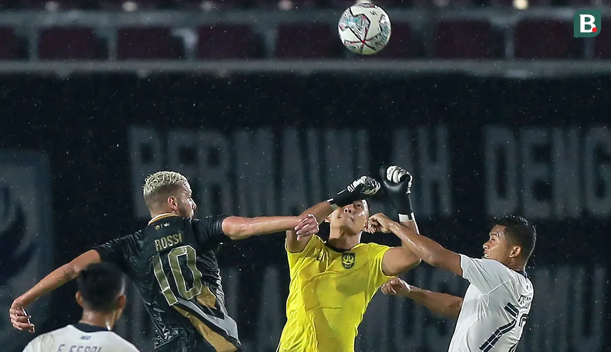 Kiper PSIS Semarang, Fajar Setya Jaya (tengah) berusaha menghalau bola serangan pemain Dewa United FC dalam lanjutan babak penyisihan Grup A Piala Presiden 2022 antara Dewa United FC menghadapi PSIS Semarang di Stadion Manahan, Solo, Jawa Tengah, Jumat (17/6/2022). (Bola.com/Arief Bagus)