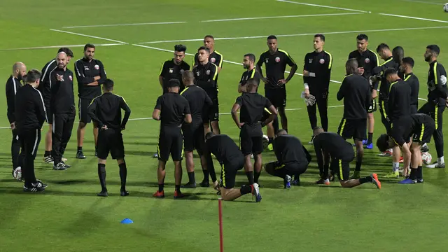 Latihan, Para Pemain Qatar Salat Bersama di Lapangan