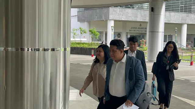 Mantan stafsus eks Mendikbudristek Nadiem Makarim, Fiona Handayani (FH) (batik krem) memenuhi panggilan Kejagung terkait kasus dugaan tindak pidana korupsi pengadaan digitalisasi pendidikan Kemendikbudristek Tahun 2019-2023.