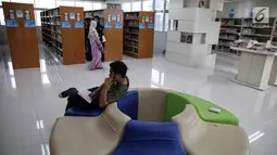 Pengunjung membaca buku di sebuah ruangan di Perpustakaan Nasional RI di Jakarta, Senin (6/11). Gedung ini menjadi perpustakaan baru dengan kapasitas yang lebih dari gedung perpustakaan di Salemba. (Liputan6.com/Faizal Fanani)