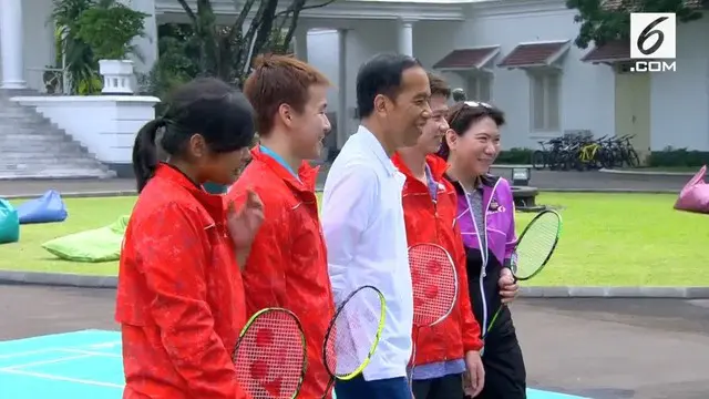 Mengawali perayaan Sumpah Pemuda, Jokowi menyempatkan diri bermain bulutangkis dengan atlet badminton Tanah Air di halaman istana