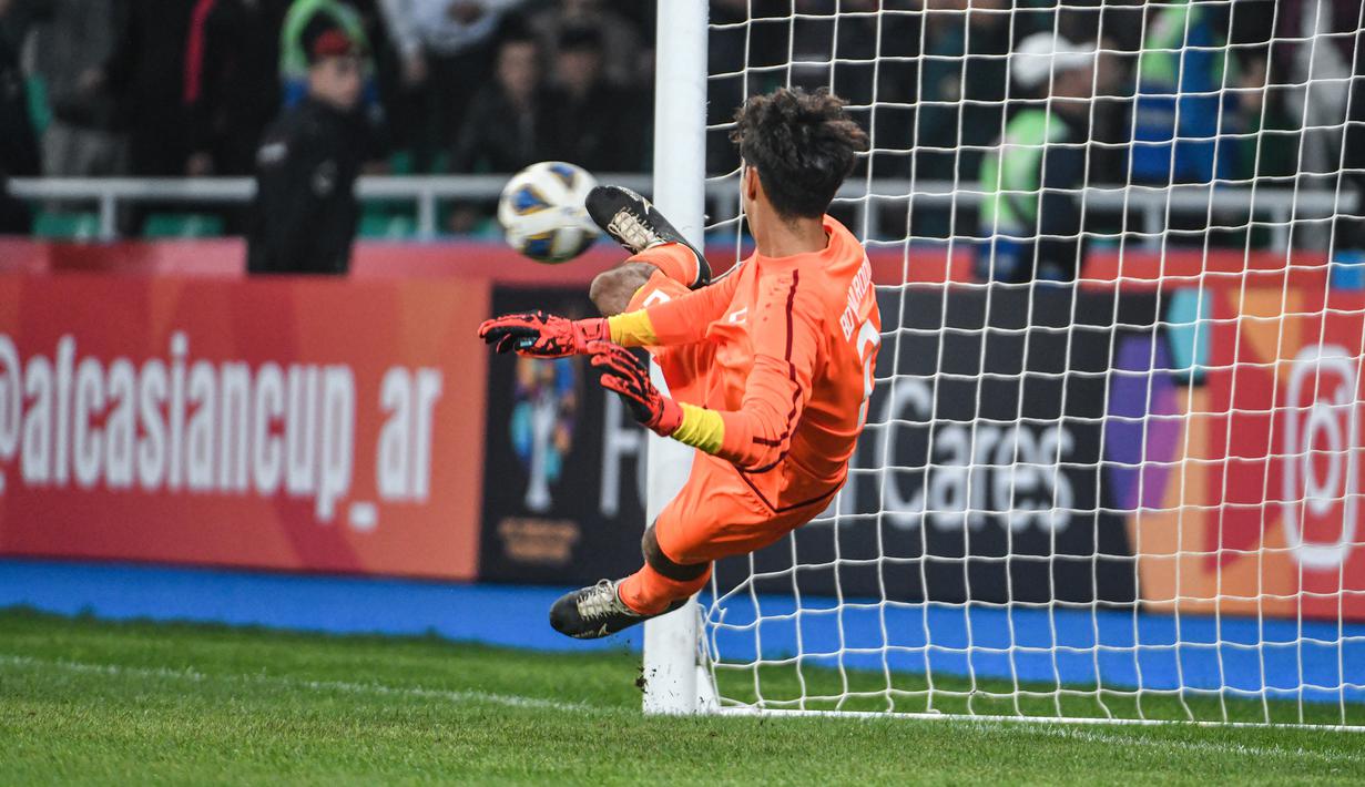 Kiper Uzbekistan U-20, Otabek Boymurodov menatap bola yang melenceng dari gawangnya hasil tendangan pemain Australia U-20 dalam babak adu penalti pada laga perempatfinal Piala Asia U-20 2023 di Milliy Stadium, Tashkent, Uzbekistan, Sabtu (11/3/2023). (AFC/Hasan Pirmuhamedov)