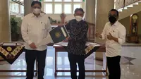 Menko Airlangga Serahkan Bantuan Bus Listrik dan Bus Diesel ke UGM