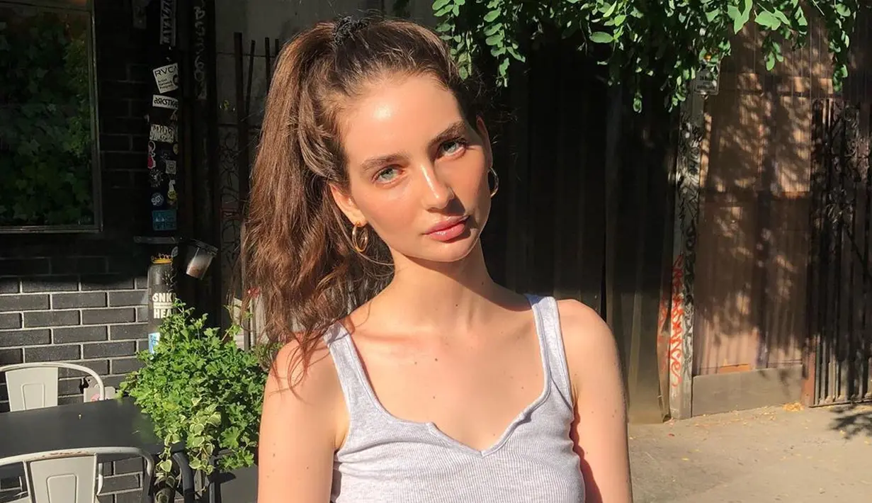 Setelah berpisah dengan Rebecca, Meadow tinggal bersama ibunya, di Hawaii sementara Walker tetap tinggal di California. Meskipun tinggal jauh dari sang ayah, Meadow sering menghabiskan waktu liburan bersama ayahnya.(Liputan6.com/IG/@meadowwalker)
