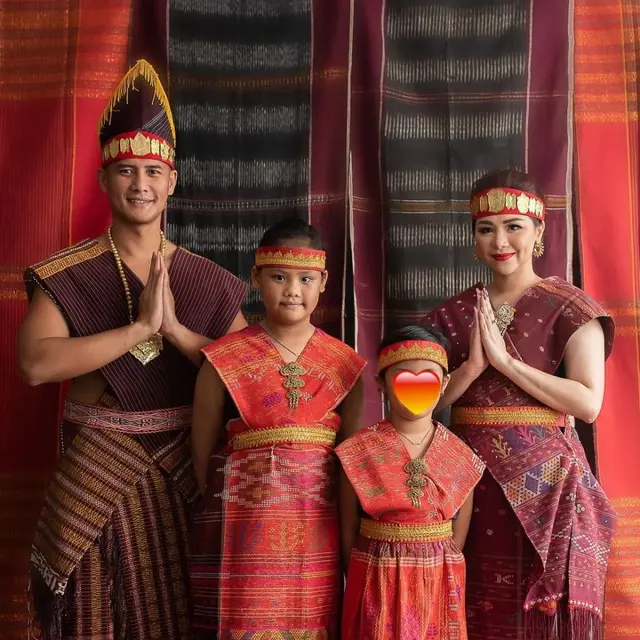 Potret Choky Sitohang dan Keluarga Pakai Kain Ulos. (Sumber: Instagram/@mangulosi)