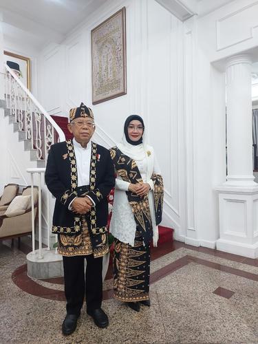 Wakil Presiden Ma’ruf Amin dan Istrinya, Wury Ma’ruf Amin tiba bersama di Kompleks Istana Merdeka Jakarta untuk mengikuti prosesi upacara bendera memperingati hari ulang tahun (HUT) ke-77 Republik Indonesia.