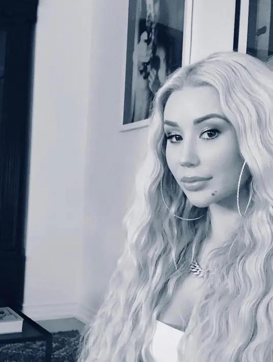 Lucunya, Iggy Azalea pun memberi tahu Nick apa yang tengah ia lakukan. Lagi, dia tak membakar semua baju sekaligus. (instagam/thenewclassic)