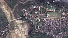 Foto satelit menunjukkan jalan banjir, ladang dan kota utama Nosy Varika di Madagaskar setelah Topan Batsirai pada Rabu, 7 Februari 2022. Puluhan orang dilaporkan tewas dan sedikitnya 55 ribu warga kehilangan tempat tinggal akibat Topan Batsirai. (Satellite image ©2022 Maxar Technologies via AP)