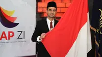 Otavio Dutra resmi jadi WNI setelah bersumpah setia terhadap NKRI di Kanwil Kemenkum HAM Jawa Timur, Surabaya, Jumat sore (27/9/2019). (Bola.com/Aditya Wany)