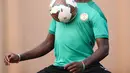Pemain depan Senegal Bamba Dieng menghadiri sesi latihan menjelang pertandingan semifinal Piala Afrika 2021 di stadion Ahmadou Ahidjo di Yaounde, Kamerun, Selasa (1/2/2022). Senegal akan menghadapi Burkina Faso di babak semifinal Piala Afrika 2021, Kamis 3 Februari 2022. (Kenzo TRIBOUILLARD/AFP)
