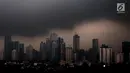 Awan hitam menyelimuti langit Jakarta, Senin (3/12). Badan Meteorologi Klimatologi dan Geofisika (BMKG) memprediksi Jakarta akan selalu diguyur hujan hingga awal tahun 2019. (Liputan6.com/JohanTallo)