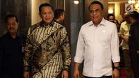 Menpan RB Syafruddin (kanan) dan Ketua DPR Bambang Soesatyo bersiap memberikan keterangan usai pertemuan di Gedung Nusantara III Komplek Parlemen Senayan, Selasa (23/7/2019). Menpan RB mengatakan kepada Ketua DPR Bamsoet ada 23 lembaga negara yang terkena akuisisi. (Liputan6.com/Johan Tallo)