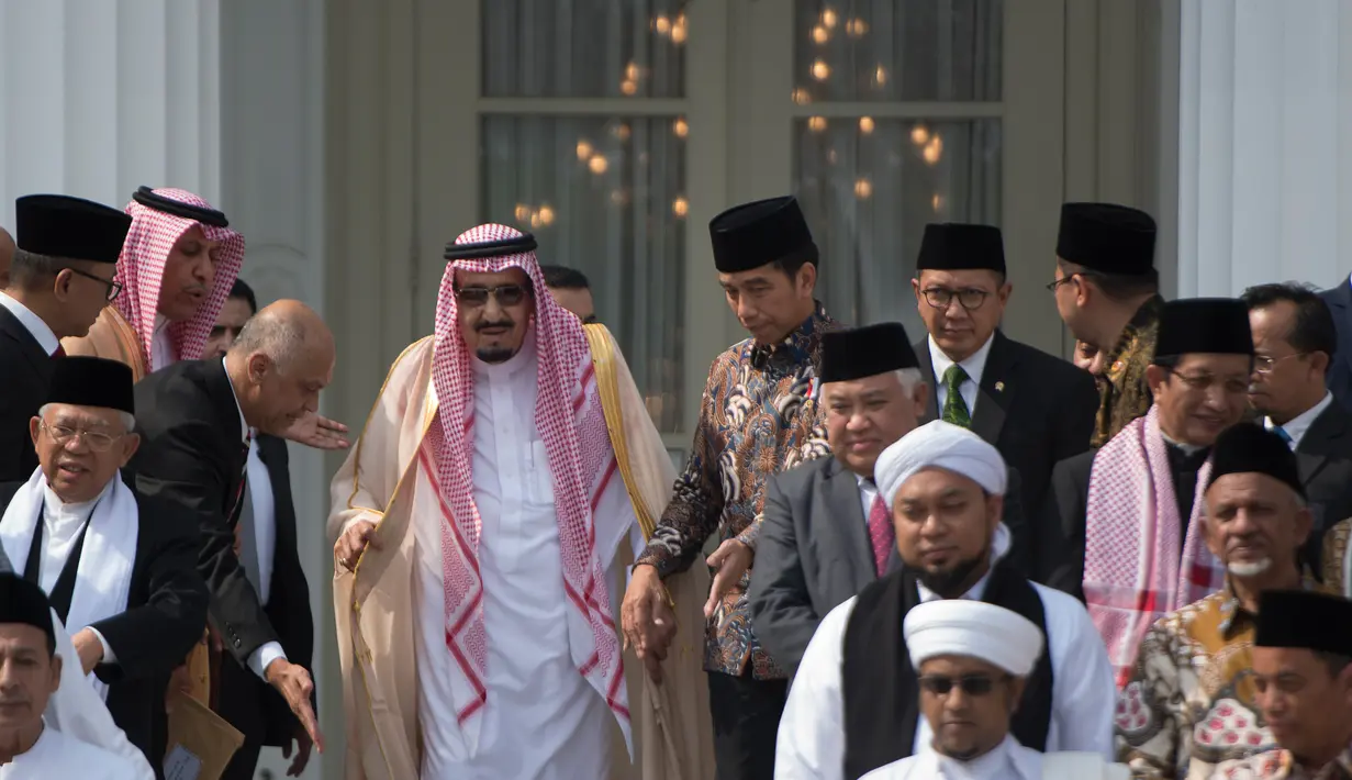 Raja Salman bin Abdulaziz al-Saud ditemani Presiden Jokowi saat akan berfoto bersama sejumlah tokoh Islam di Istana Merdeka, Jakarta, Kamis (2/3).(Liputan6.com/Pool/Rosa Pangabean)