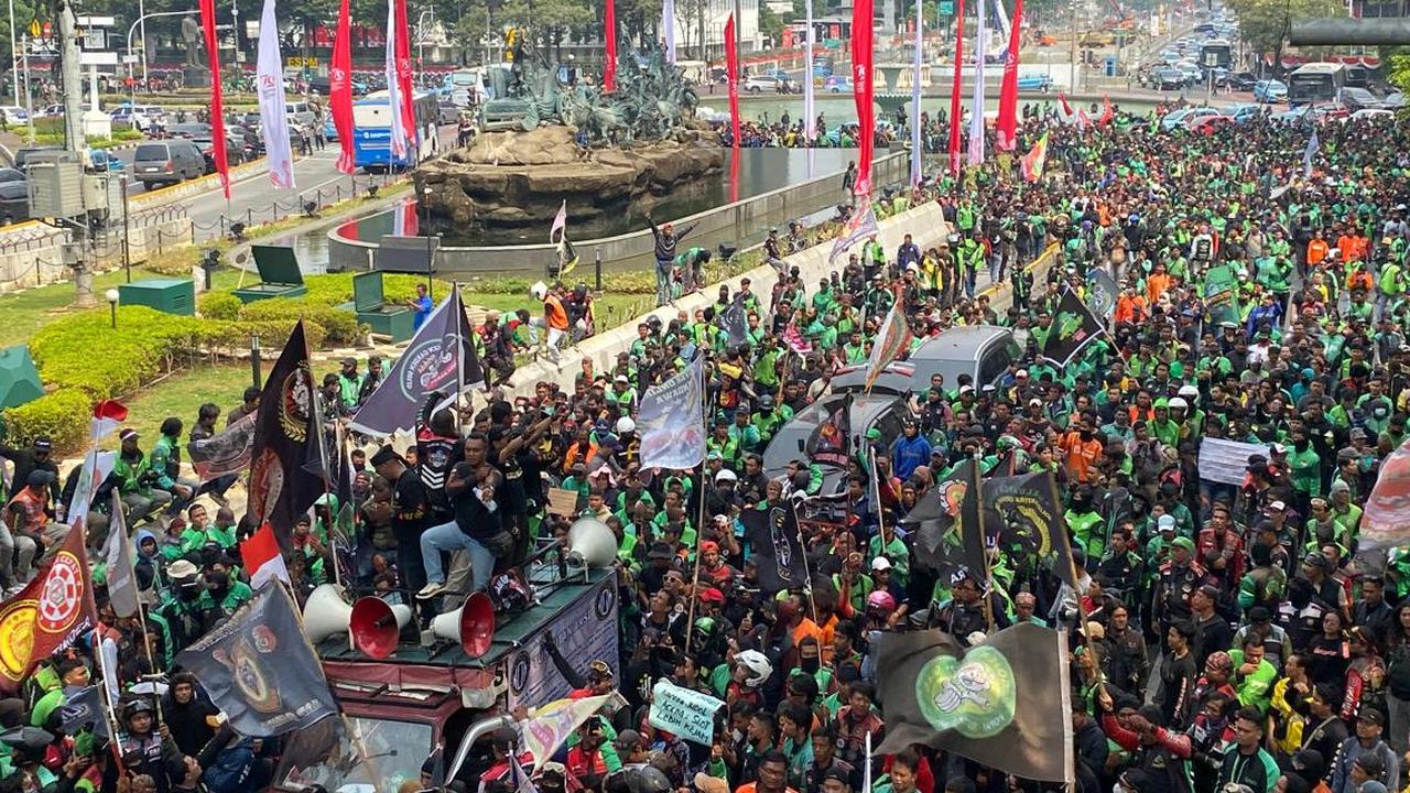 VIDEO: Demo Besar-Besaran Ojol & Kurir se-Jabodetabek Bawa Spanduk "Perlakukan Kami Layaknya Manusia"