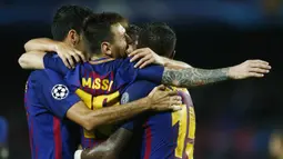Para pemain Barcelona merayakan gol yang dicetak oleh Lionel Messi ke gawang Olympiakos pada laga Liga Champions di Stadion Camp Nou, Kamis (19/10/2017). Barcelona menang 3-1 atas Olympiakos. (AP/Manu Fernandez)