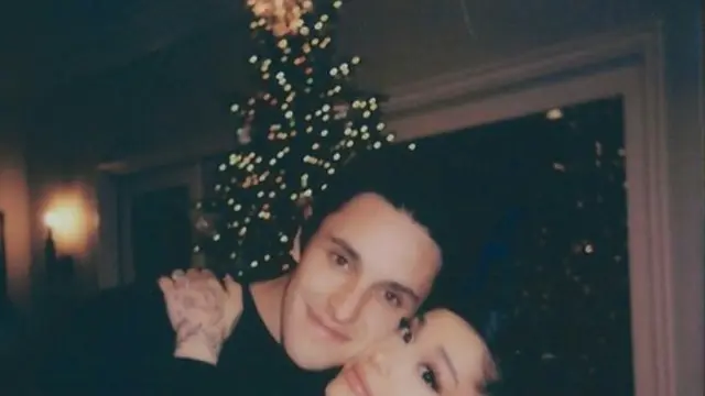 Intip Indahnya Cincin Kawin Ariana Grande yang Didesain Sendiri oleh Dalton Gomez