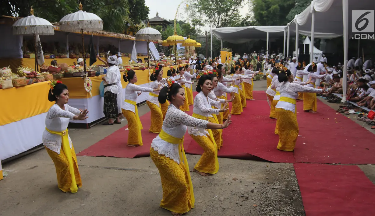 Penari menampilkan tarian sebagai bagian prosesi upacara Tawur Kesanga di Pura Aditya Jaya, Rawamangun, Jakarta, Jumat (16/3). (Liputan6.com/Arya Manggala)