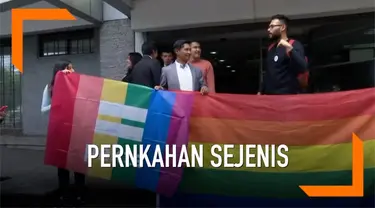 Mahkamah Konstitusi Ekuador menyetujui gugatan pernikahan sejenis. Lima dari sembilan hakim MK Ekuador setuju pernikahan sejenis diperbolehkan.