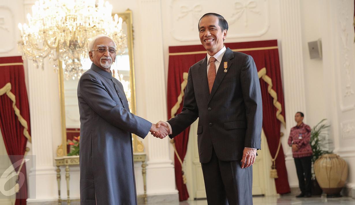 Presiden Joko Widodo menerima kunjungan Wapres India Mohammad Hamid Ansari di Istana Merdeka, Jakarta, Senin (2/11/2015). India dan Indonesia membahas kerjasama di bidang keamanan maritim, pendidikan, batubara dan farmasi.(Liputan6.com/Faizal Fanani)