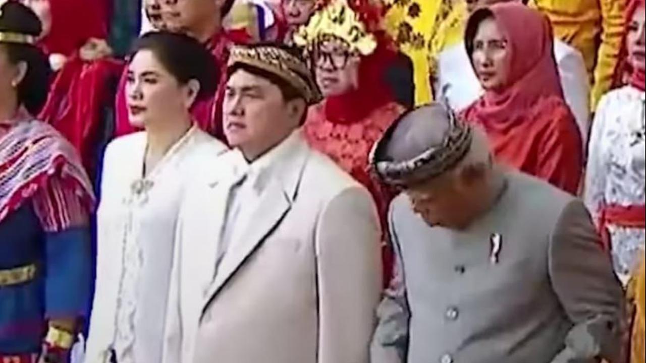 Aksi Menteri PUPR Basuki Basuki Hadimuldjono sering kali mengundang gelak tawa. Kali ini, Basuki tersorot kamera menjahili Menteri BUMN Erick Thohir saat upacara HUT ke-78 Kemerdekaan RI di Istana Merdeka.