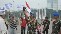 Kopral Bagyo koprol keliling Monas. (Liputan6.com/ Gempur M. Surya)