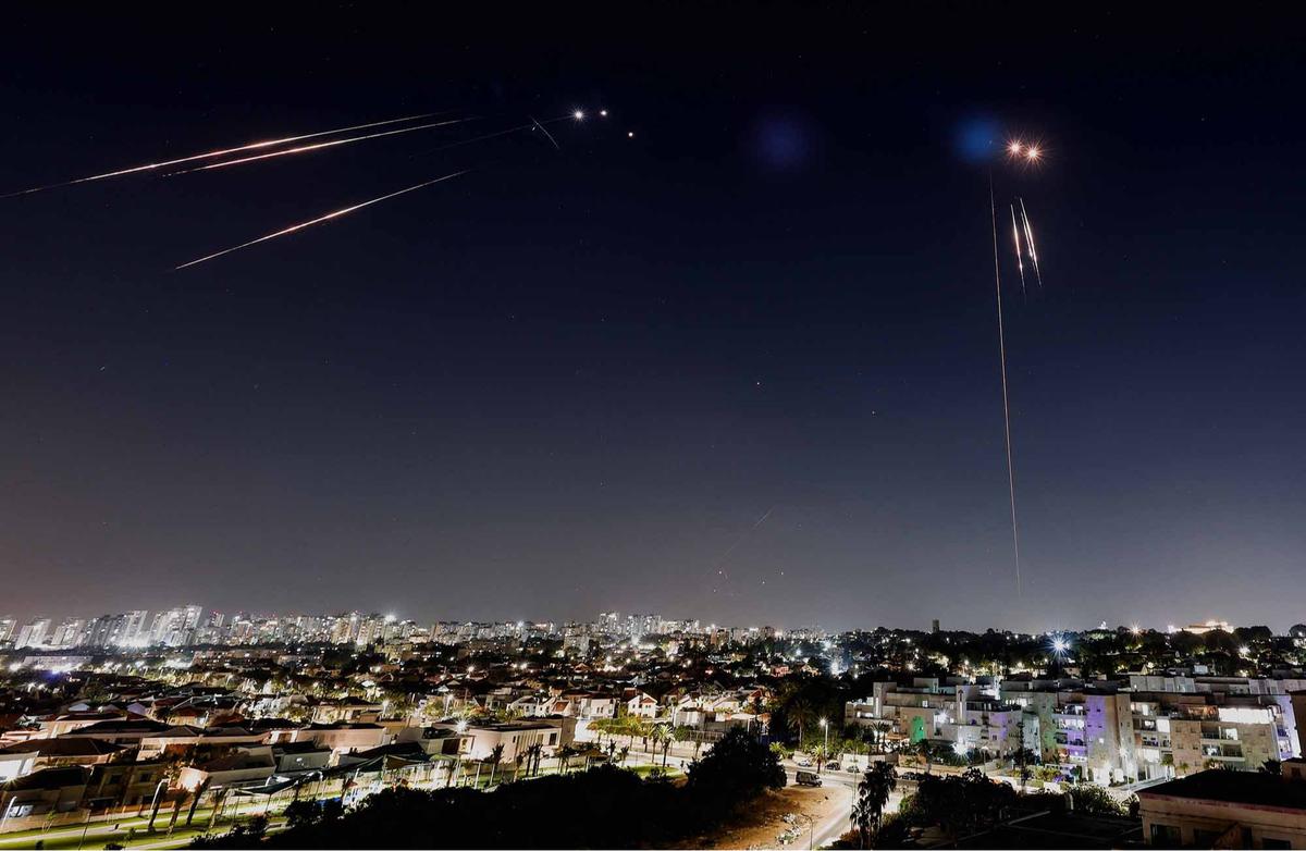 FOTO: Malam Mencekam Bagi Warga Saat Ratusan Rudal Iran Terus  Hujani Langit Israel