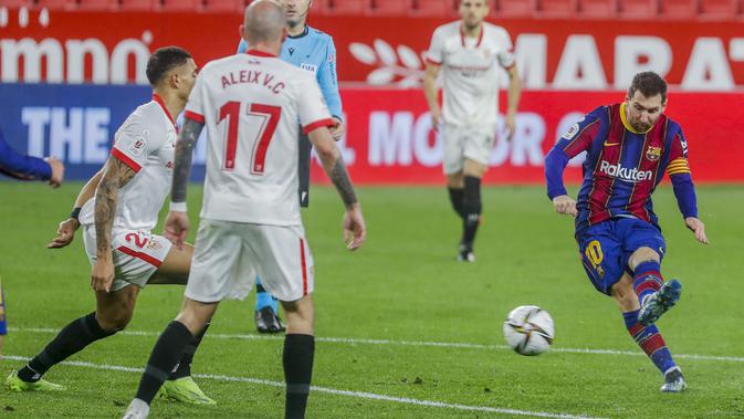 Pemain Barcelona Lionel Messi mencoba melakukan pemotretan selama pertandingan sepak bola semifinal Copa del Rey Spanyol antara Sevilla dan FC Barcelona di stadion Ramon Sanchez Pizjuan di Seville, Spanyol, Rabu, 10 Februari 2021. (Foto AP / Angel Fernand