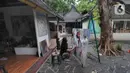 Seniman menyelesaikan karya lukisnya di Pasar Seni Ancol, Jakarta, Rabu (24/11/2021). Paska pandemi yang berlangsung dua tahun, sejumlah seniman di Pasar Seni Ancol mulai beraktifitas menjadikan karya-karyanya sebagai sumber daya hidup mereka. (merdeka.com/Arie Basuki)