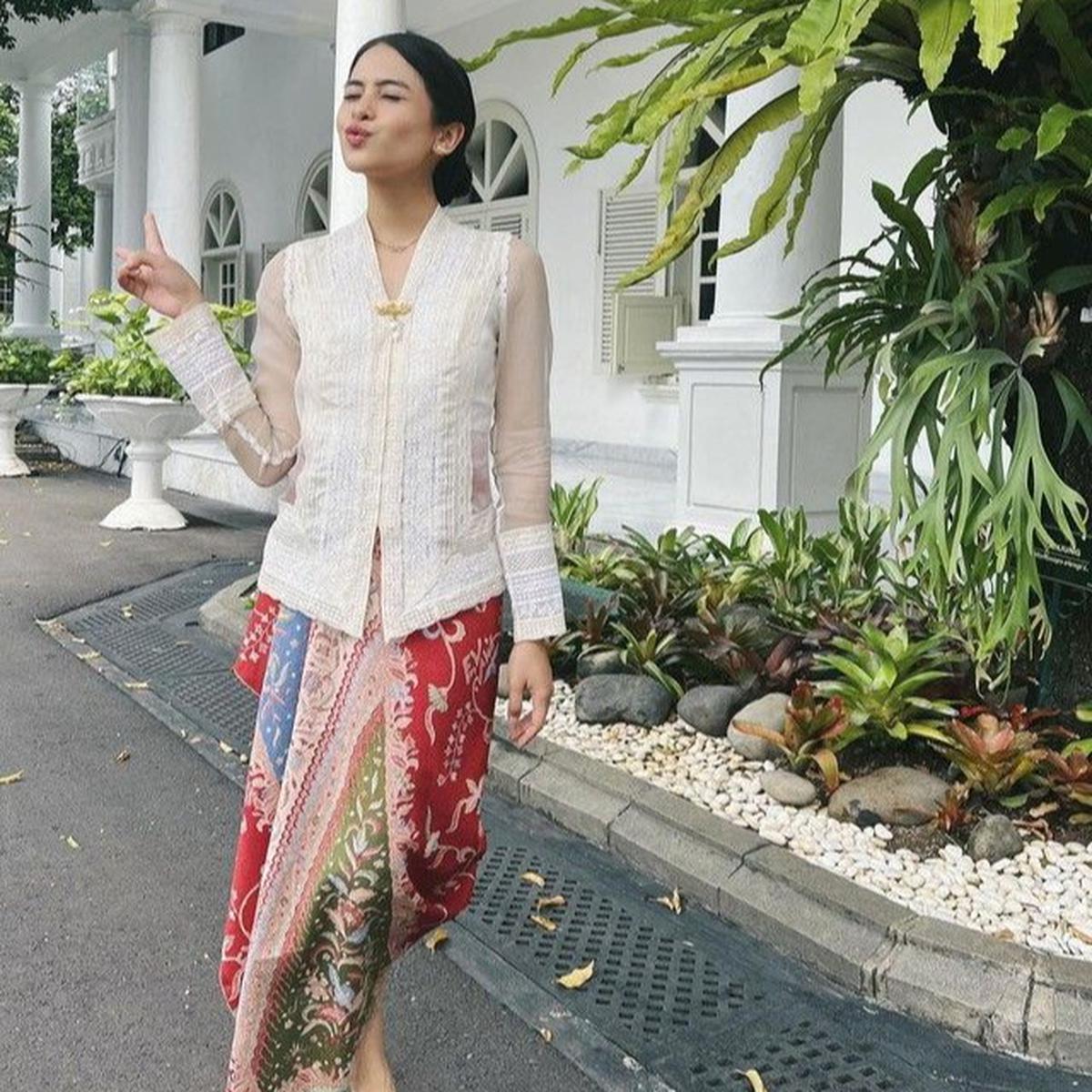 ilustrasi kebaya maudy ayunda