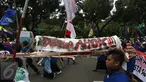 Massa aksi membawa keranda saat melintas di Jalan Medan Merdeka Selatan, Jakarta, Jumat (4/11). Dalam aksinya, massa menuntut agar polisi segera menangkap Gubernur Nonaktif Basuki T Purnama atas dugaan penistaan agama. (Liputan6.com/Immanuel Antonius)