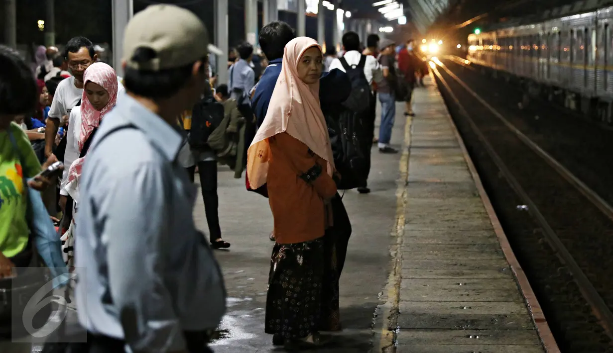 Penumpang tampak menunggu KRL commuter line Jakarta Kota-Bogor di Stasiun Pasar Minggu, Jakarta, Selasa (24/11). Pohon tumbang di perlintasan KRL antara Citayam dan Bojonggede, membuat perjalanan kereta terganggu. (Liputan6.com/Immanuel Antonius)