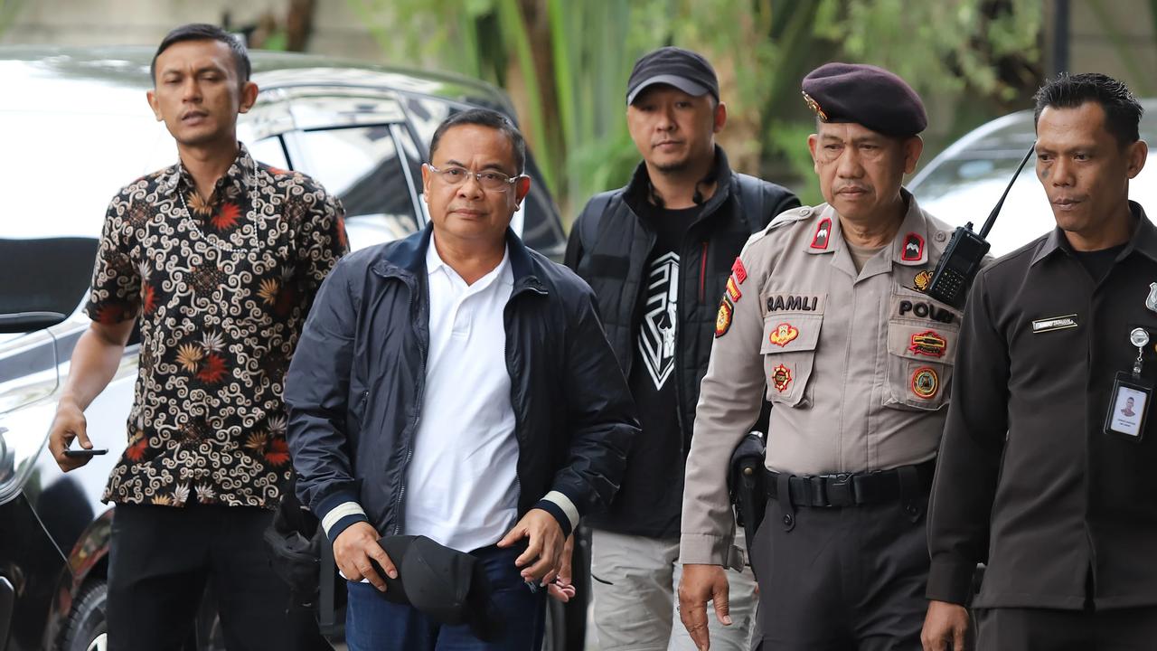 FOTO: Bupati Pati Sudewo Tiba di Gedung KPK Usai Terjaring OTT