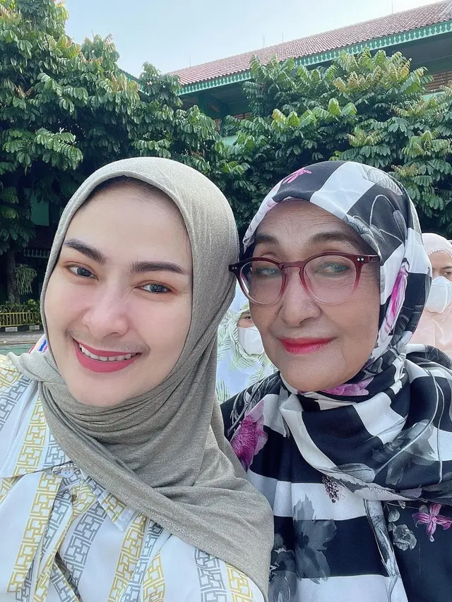 Tampil Beda, Ini 7 Potret Iis Dahlia saat Berhijab yang Banjir Sorotan
