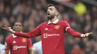 Reaksi kecewa gelandang Manchester United, Bruno Fernandes saat menghadapi Aston Villa pada laga Liga Inggris 2022/2023 di Old Trafford Stadium, Manchester (30/4/2023). Dipercaya menjadi kapten tim Manchester United musim ini, Bruno Fernandes membuktikan perannya amat sentral di lini tengah Setan Merah. Hanya absen 1 laga dari 32 laga MU di Liga Inggris, ia menjadi top assist MU bersama Christian Eriksen, serta mampu menyumbang 6 gol. (AP Photo/Dave Thompson)