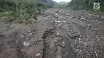 Material lahar dingin menutupi sawah dan Sungai Yeh Sah di Karangasem, Bali, Rabu (6/12). Banyaknya material Gunung Agung serta hujan deras menyebabkan lebar banjir lahar dingin semakin meluas dan merusak sawah warga. (Liputan6.com/Immanuel Antonius)