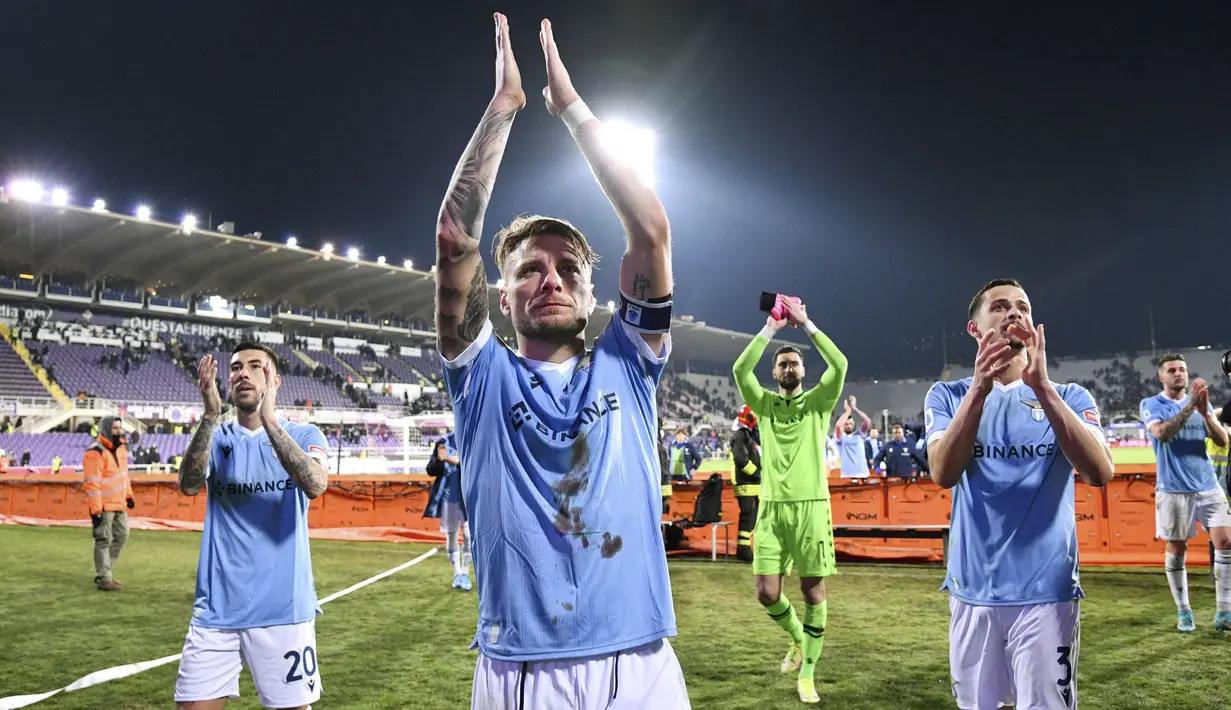 Kemenangan 3-0 atas Fiorentina mengatrol posisi Lazio ke peringkat keenam klasemen Liga Italia dengan raihan 39 poin dari 24 laga. Di sisi lain, kekalahan membuat Fiorentina, yang baru kehilangan Dusan Vlahovic, harus turun ke peringkat delapan. (La Presse via AP/Massimo Paolone)