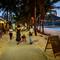 Karyawan restoran mengundang orang yang lewat saat para turis memanfaatkan program "Kotak Pasir Phuket" untuk pengunjung yang divaksinasi penuh terhadap virus corona Covid-19 di pulau Phuket Thailand (25/10/2021). (AFP/Mladen Antonov)