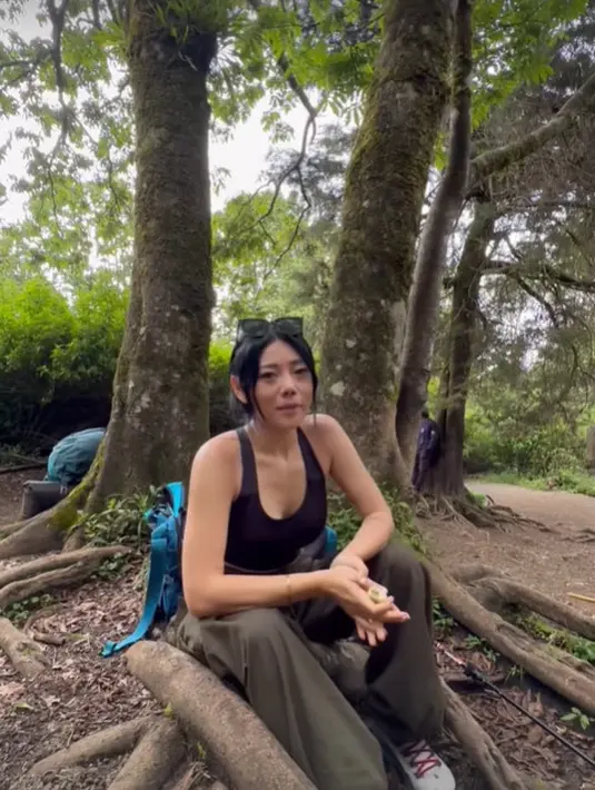 Sederet aksesori dari brand ternama pun menemani perjalanan Wendy Walters. [@wendywalters]