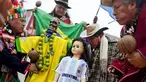Beberapa cenayang Peru berkumpul melakukan ritual untuk laga final Piala Dunia 2014 (AFP PHOTO/ERNESTO Benavides)