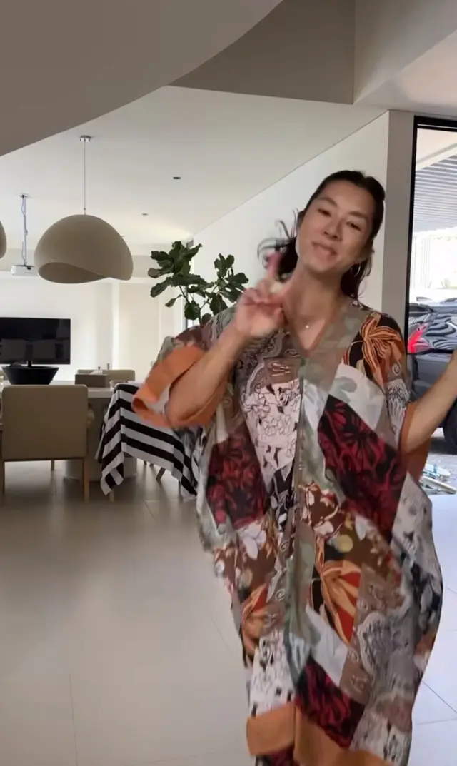 7 Pesona Jennifer Bachdim saat pakai daster, bukti ibu rumah tangga tetap tampil menawan dasteran