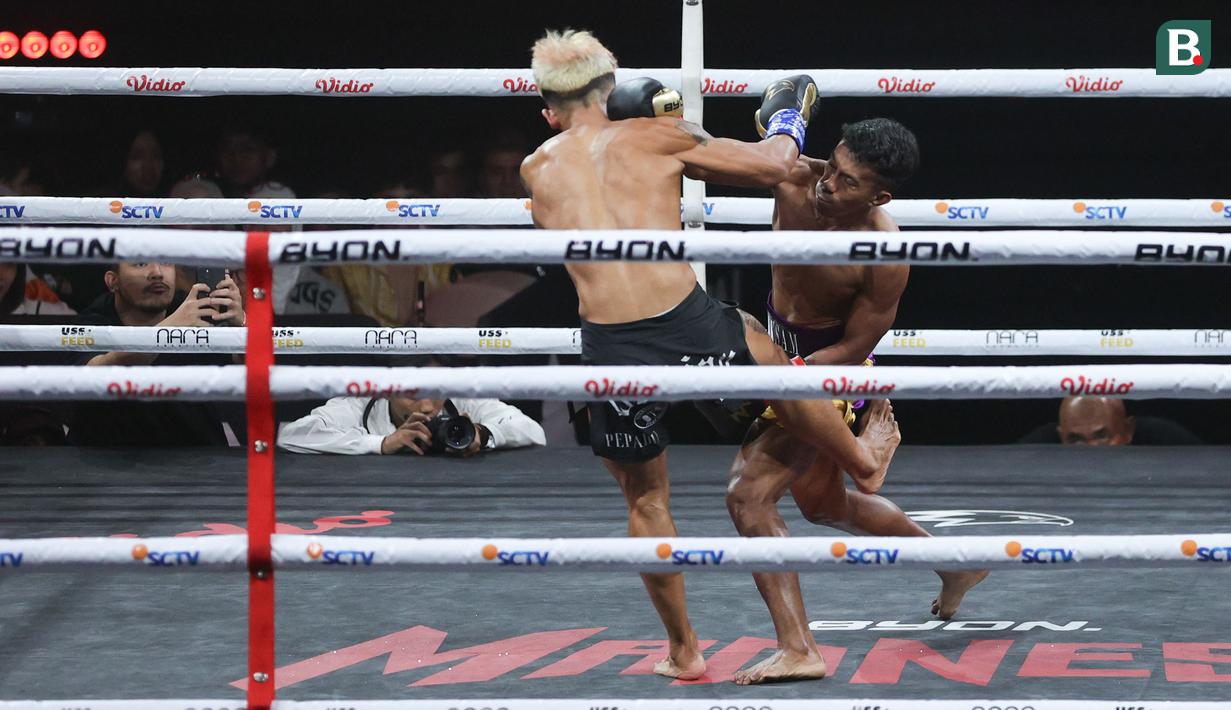 Meski tertekan, Weerian masih mampu bertahan sampai bel terakhir berbunyi. Kksam menang lewat kemenangan angka yang diputuskan oleh juri. (Bola.com/M Iqbal Ichsan)